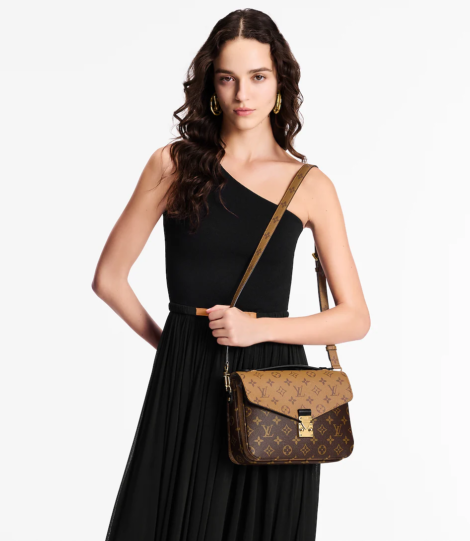 louis-vuitton-pochette-metis–M44876_PM1_Cropped worn view