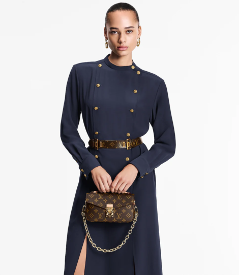 louis-vuitton-pochette-metis-east-west–M46279_PM1_Cropped worn view